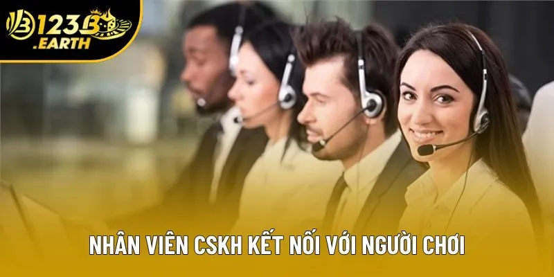 Nhân viên CSKH kết nối với người chơi